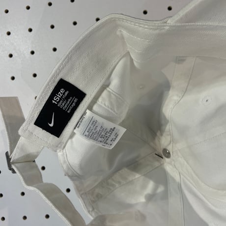 NIKE SNKRS CAP WHITE