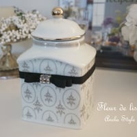 fleur de lis（白地グレー）
