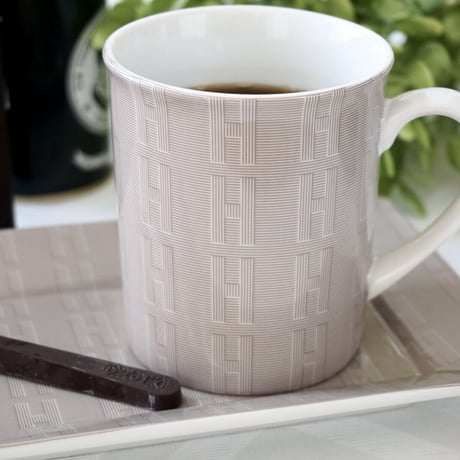 Embossed H(エトゥープ)