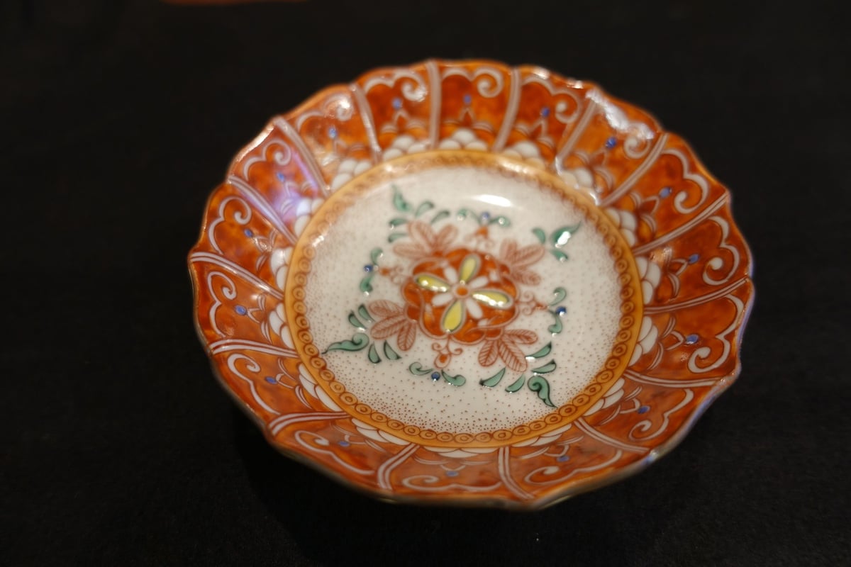 小皿 飯田屋（赤絵） | 金澤・東山 九谷焼「宮」goo