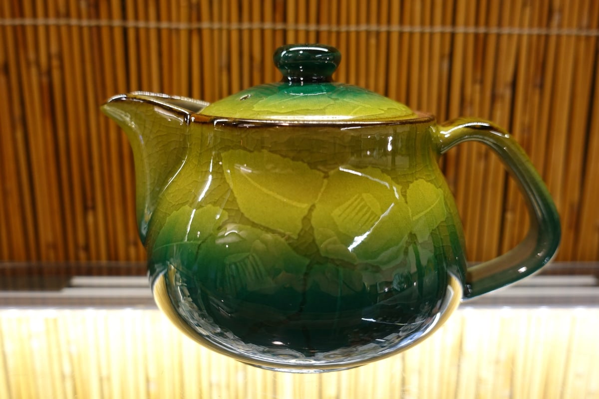 ポット（グリーン椿） | 金澤・東山 九谷焼「宮」goo