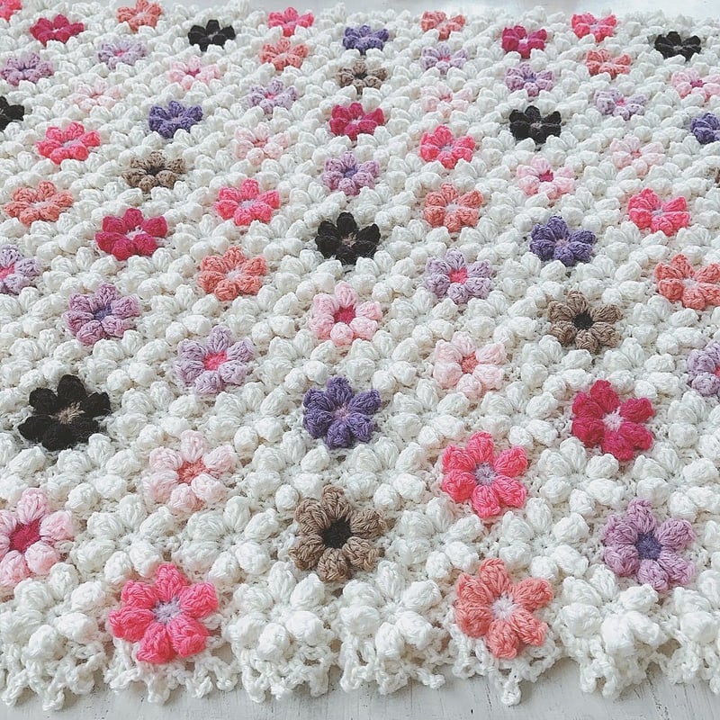 受注製作】お花モチーフのブランケット カラー×白 手編み
