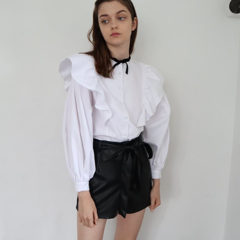 é embroidery leather short pants | épine