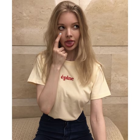 epine embroidery tee cream×red