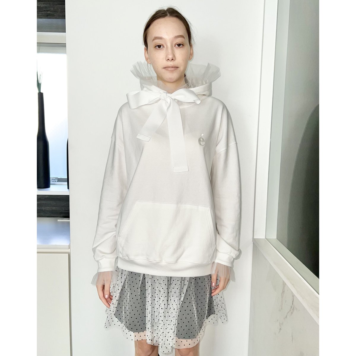 é tulle ribbon hoodie gray エピヌ epine（エピヌ）の「e tulle ribbon hoodie（パーカー）」 - WEAR