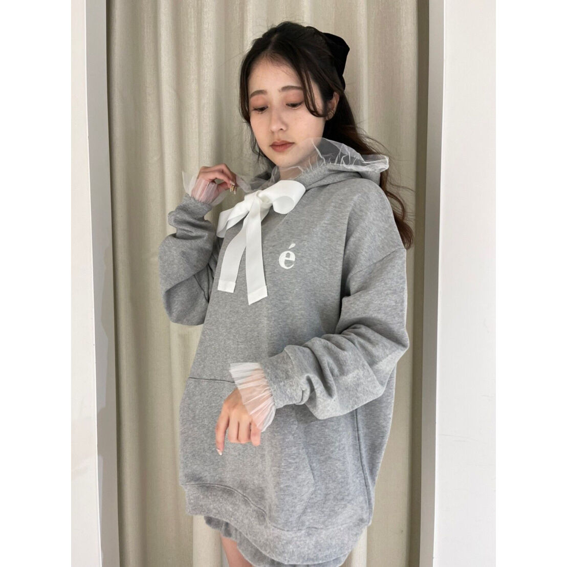 é tulle ribbon hoodie gray - トップス