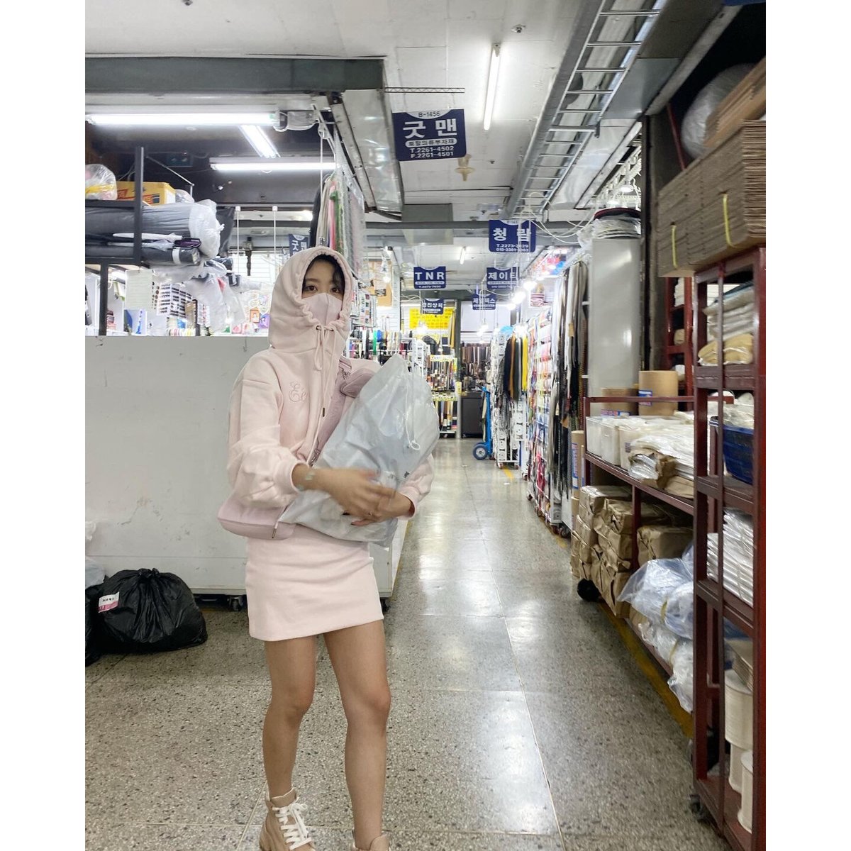 Eé embroidery hoodie onepiece baby pink | épine Eé embroidery hoodie onepiece baby pink | épine