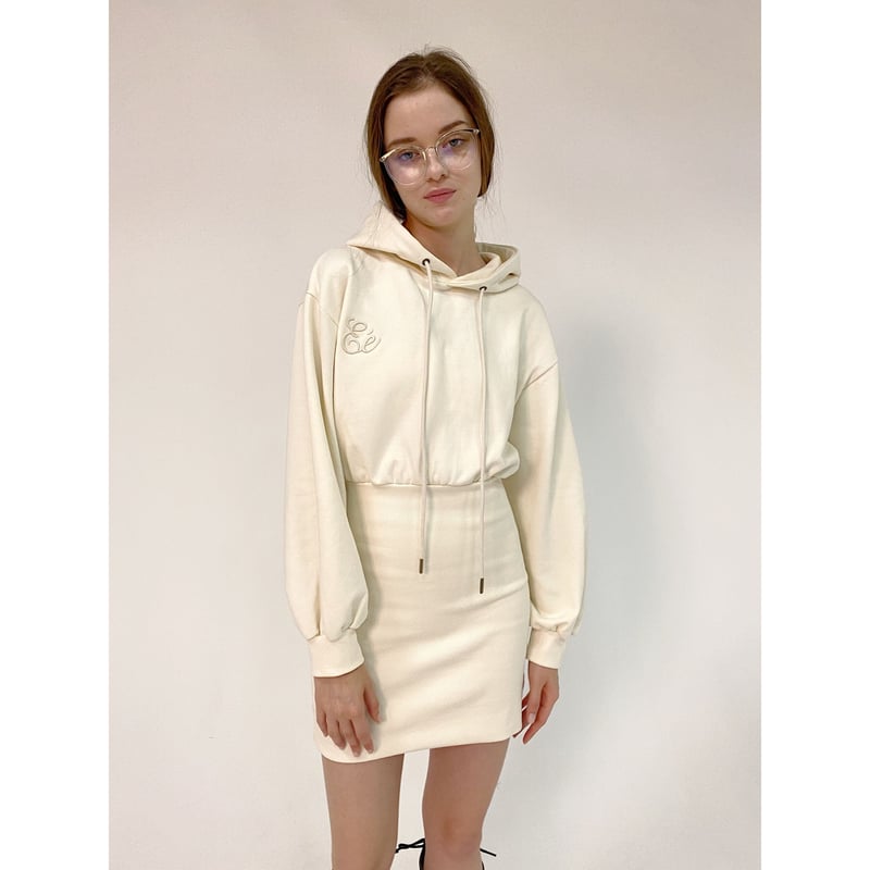 Eé embroidery hoodie onepiece ivory