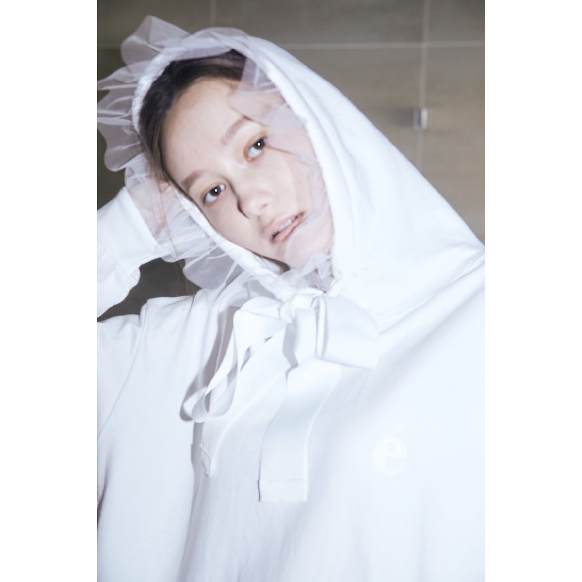 é tulle ribbon hoodie gray | épine - トップス