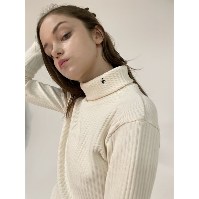 é embroidery rib knit high neck / epine