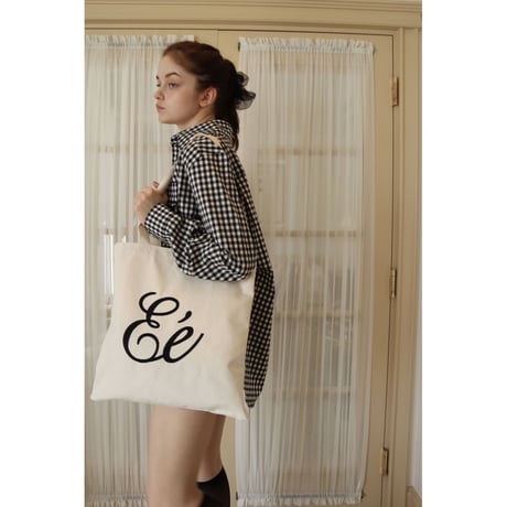 Eé embroidery tote bag ivory