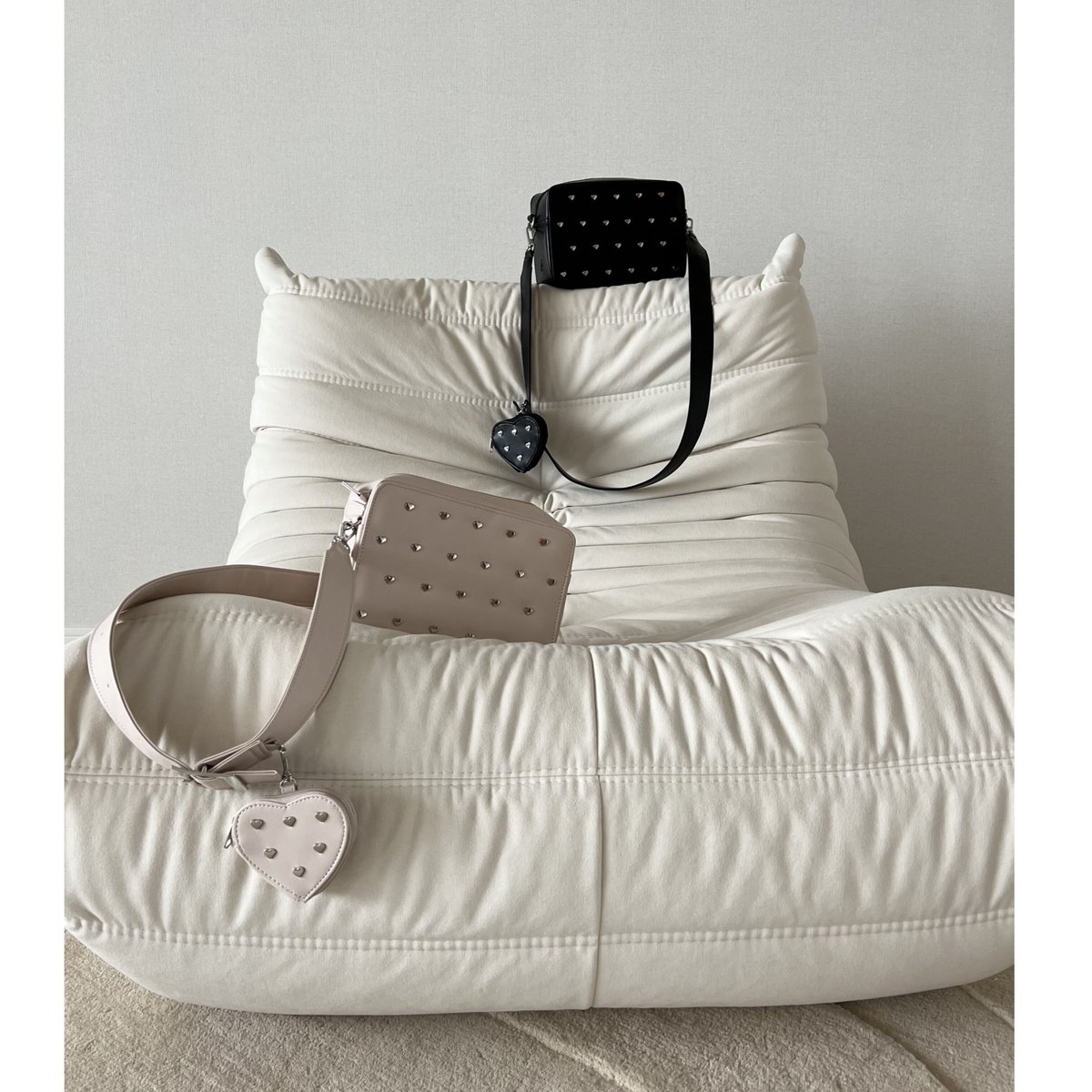 é Heart pouch shoulder strap bag heart studs v é Heart pouch shoulder strap bag heart studs v