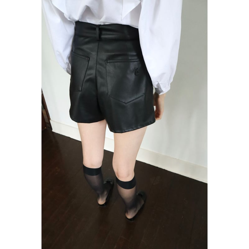 é embroidery leather short pants | épine