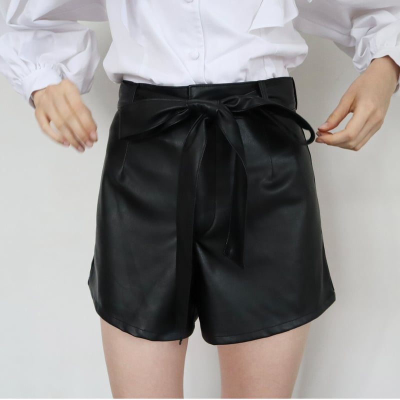 é embroidery leather short pants | épine