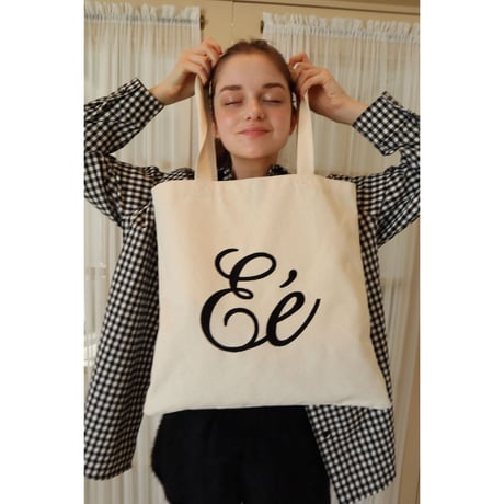 Eé embroidery tote bag ivory