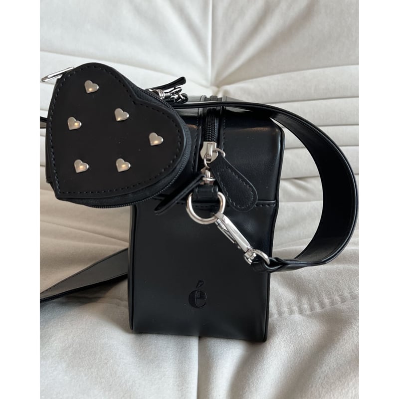 é Heart pouch shoulder strap bag heart studs v é Heart pouch shoulder strap bag heart studs v