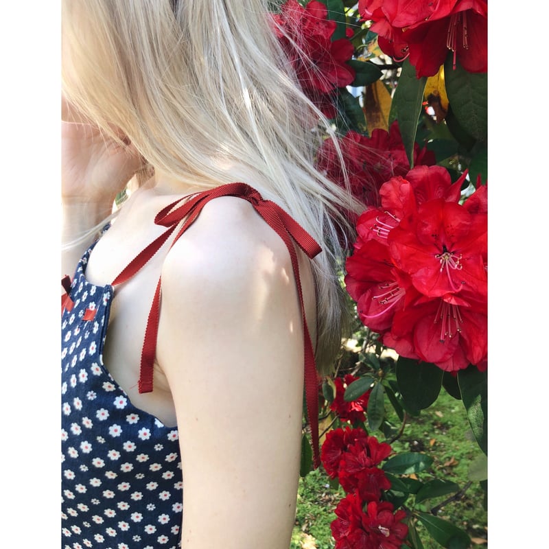 エピヌ　gather ribbon onepiece flower denim flower ribbon onepiece | épine