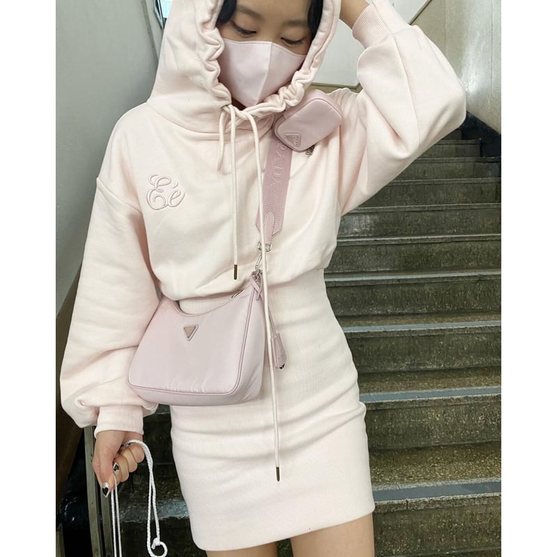 Eé embroidery hoodie onepiece baby pink | épine Eé embroidery hoodie onepiece baby pink | épine