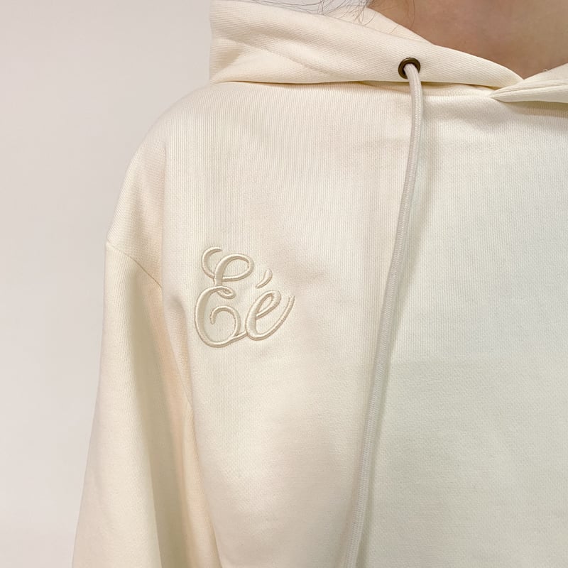 Eé embroidery hoodie onepiece ivory