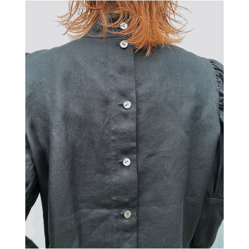 ERiKO KATORi 「linen puff sleeve blouse」black. |