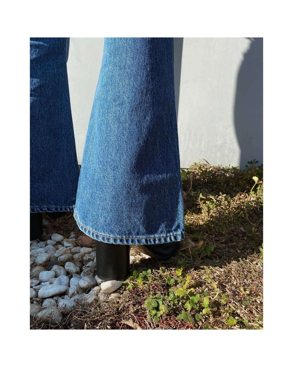 本日までHIGH WAIST BELL-BOTTOM DENIM PANTS HIGH WAIST BELL-BOTTOM DENIM PANTS（LIGHT INDIGO）｜HOLIDAY