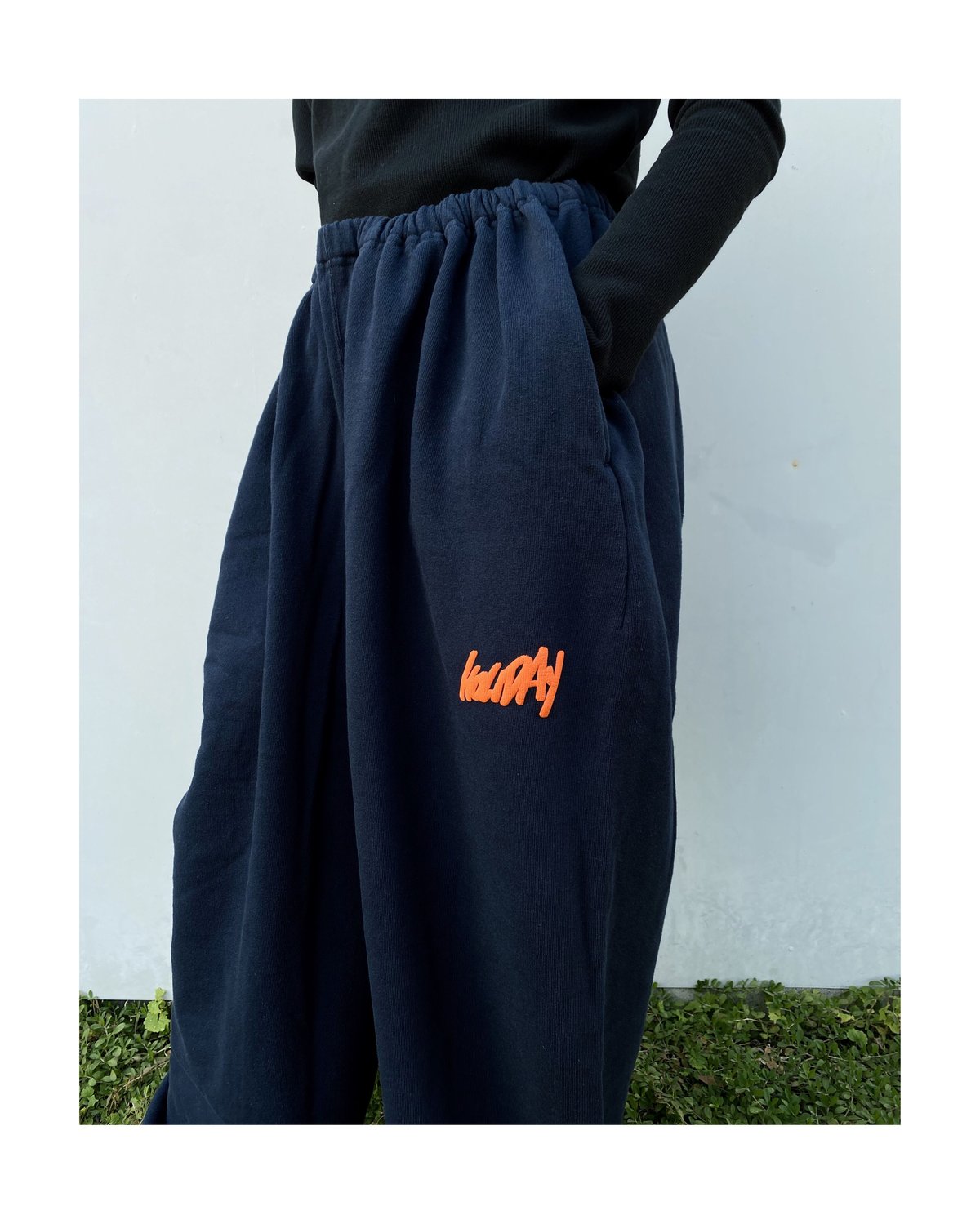 HOLIDAY「MINI SWEAT BAGGY PANTS」navy.