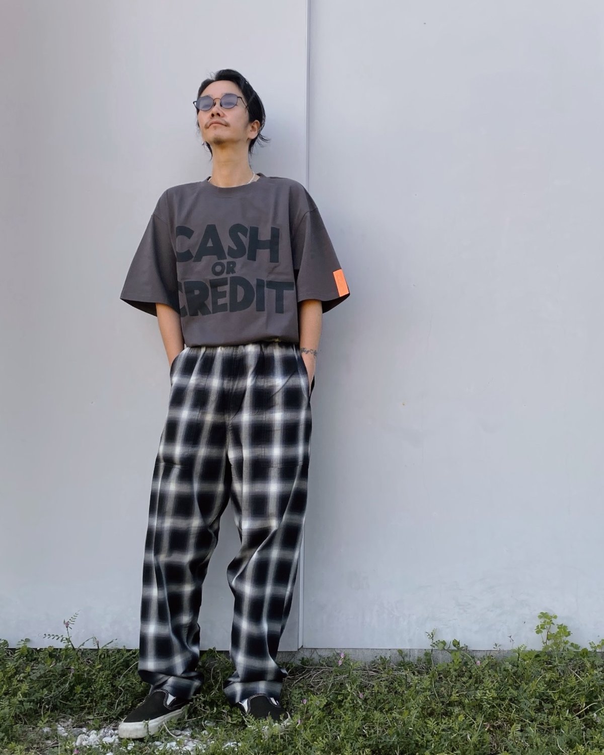 トップス \"Black Weirdos\" CREDIT Tee BLACK WEIRDOS「CREDIT Tee 」charcoal. | gouter le