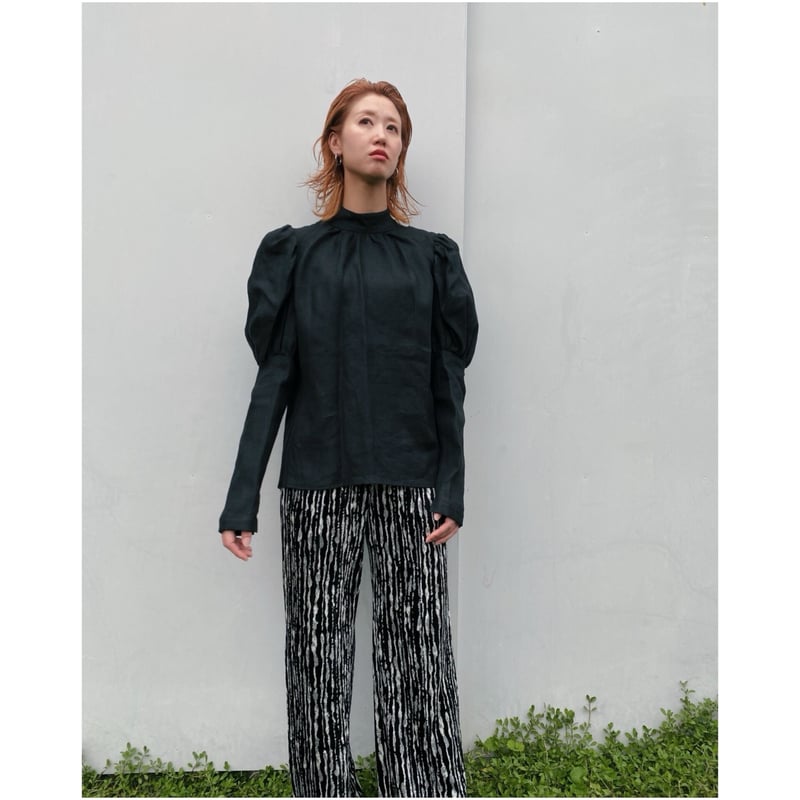 ERiKO KATORi 「linen puff sleeve blouse」black. |