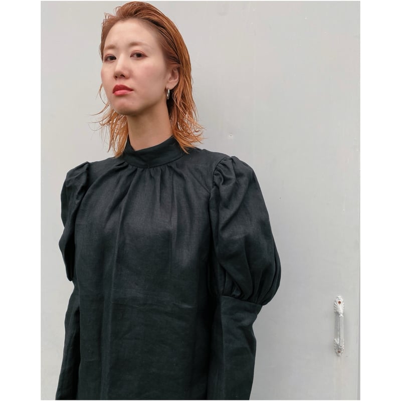 ERiKO KATORi 「linen puff sleeve blouse」black. |