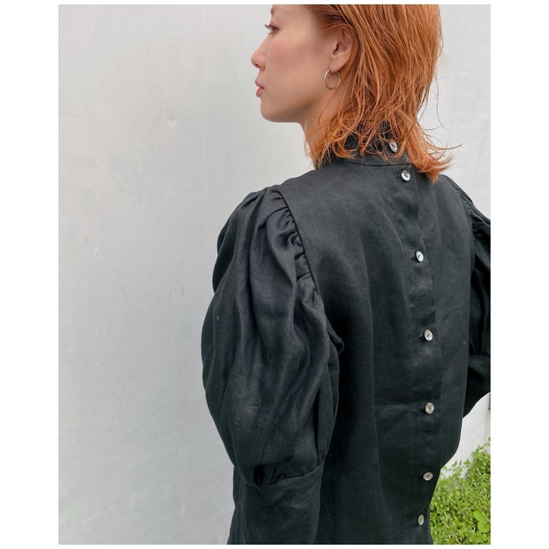 ERiKO KATORi 「linen puff sleeve blouse」black. |