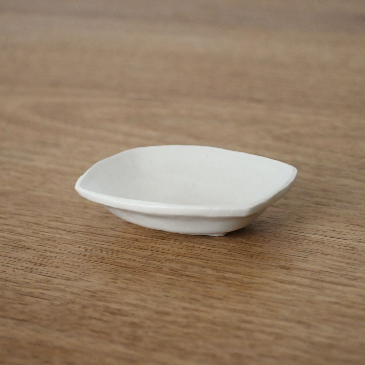 安齋新・厚子 乳香色釉 豆皿 | ソラノノオト