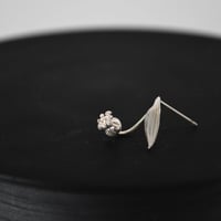 吉田史　OLD TO NEW　ピアス　すずらん１輪　銀