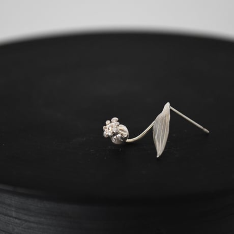 吉田史　OLD TO NEW　ピアス　すずらん１輪　銀