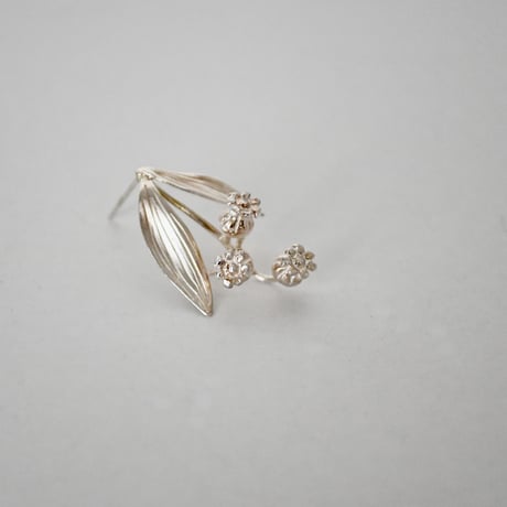 吉田史　OLD TO NEW　ピアス　すずらん３輪　銀　片耳