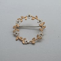 吉田史　OLD TO NEW　ブローチ　花の輪　コンビ　花 SV ／ 葉 GL