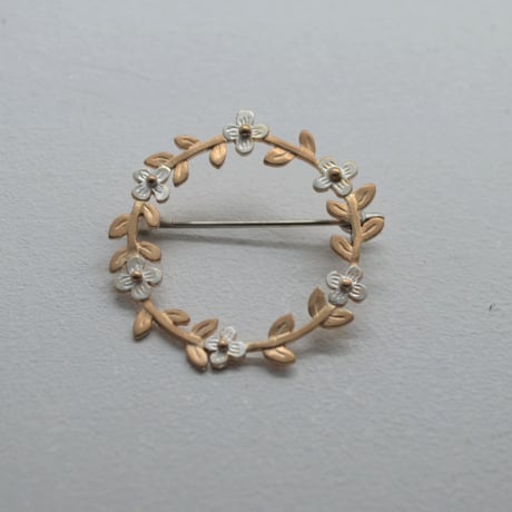 吉田史　OLD TO NEW　ブローチ　花の輪　コンビ　花 SV ／ 葉 GL