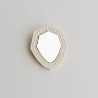 吉田史　OLD TO NEW　ピンブローチ　鏡よ鏡