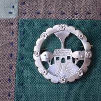 吉田史　OLD TO NEW　ブローチ　ちいさいおうちとひなぎくの輪　SV