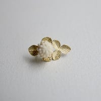 吉田史　OLD TO NEW　ピンブローチ　白詰草