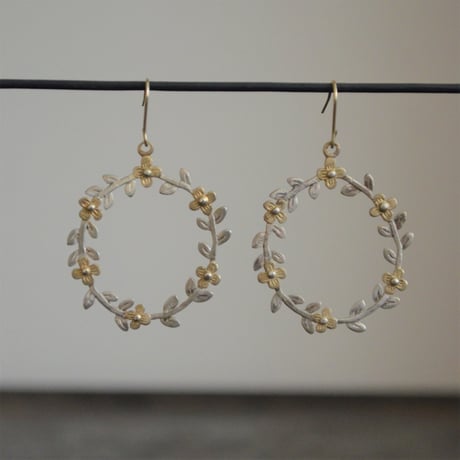 吉田史　OLD TO NEW　ピアス　花の輪　コンビ　葉 SV ／ 花 YG