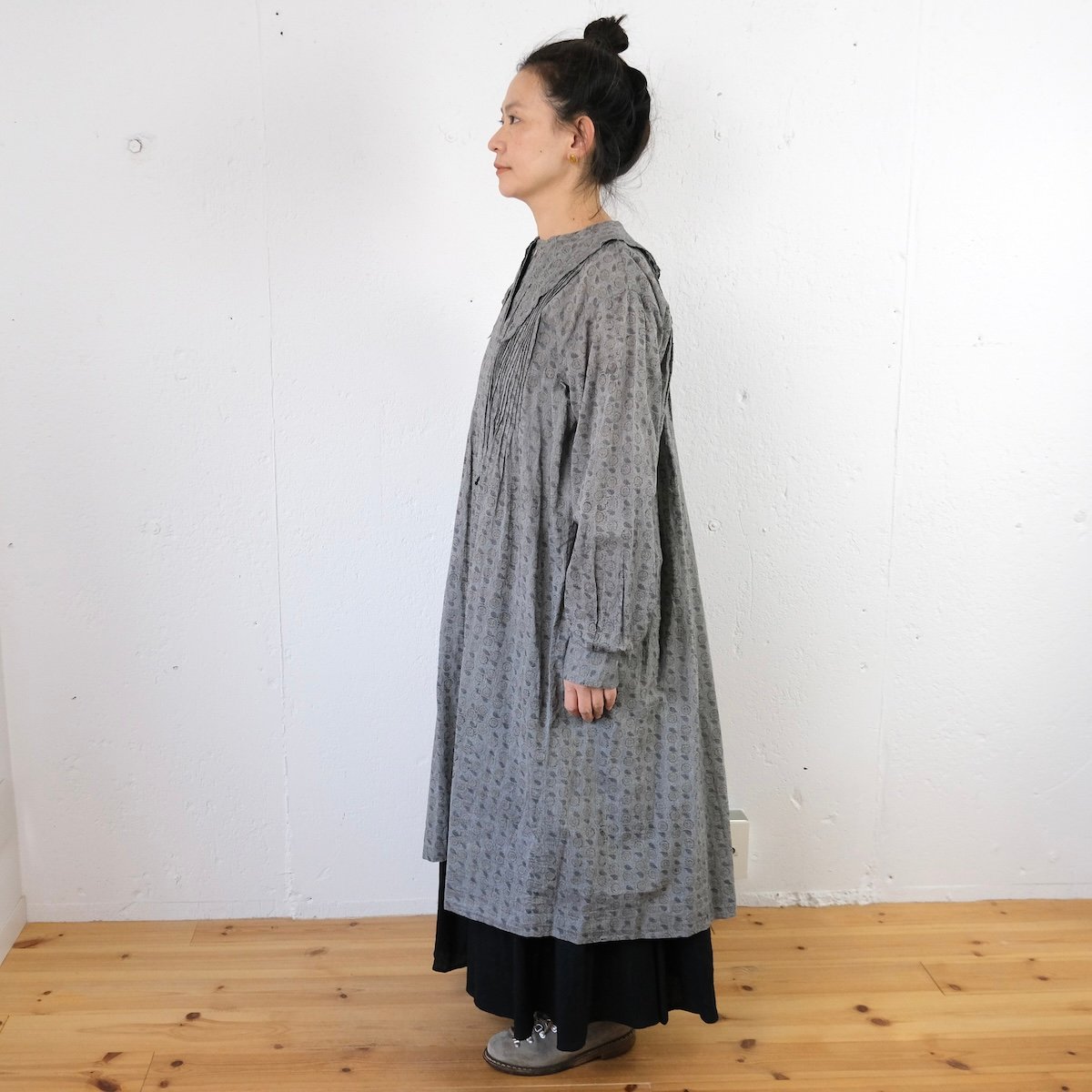 TOWAVASE(トワヴァーズ）Fille Dress カディコットン 前開きブラウス / gray×gold print