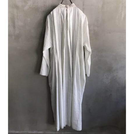 BUNON(ブノン) embroidery hi-neck tuck dress