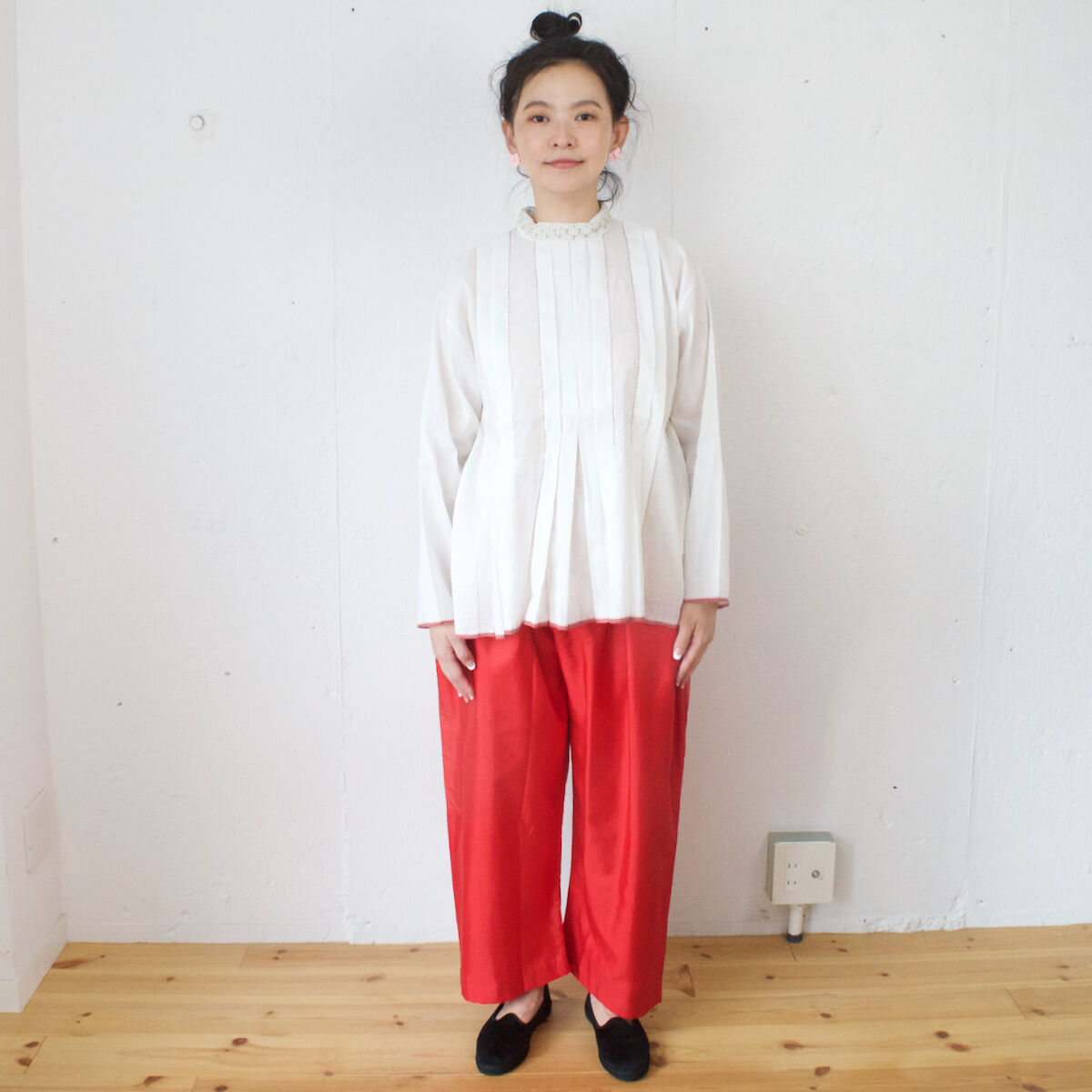 BUNON(ブノン) embroidery hi-neck tuck blouse カディシル...