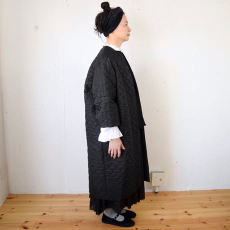 TOWAVASE(トワヴァーズ）：「Permanent TOWAVASE」Silk Quilt Robe シルク キルト刺繍 ローブ（BLACK）