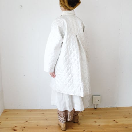 BUNON（ブノン）embroidery A-Line coat 刺繍＋キルティングコート BN9001 (col.ホワイト）