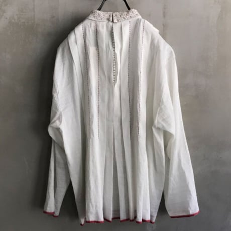 BUNON(ブノン) embroidery hi-neck tuck blouse