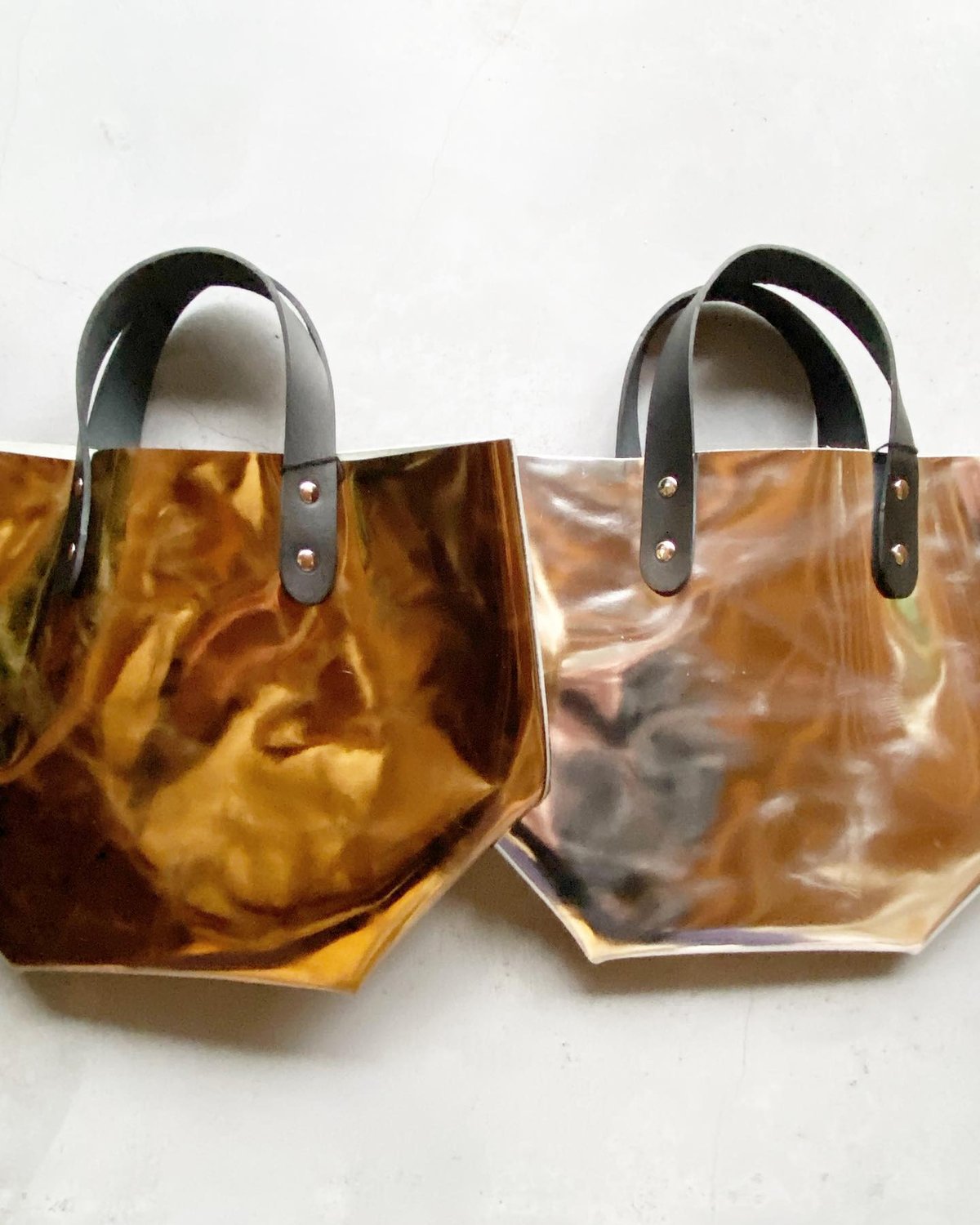 TEMBEA テンベア シルバートートバッグ　日本製　レザー牛皮　ハンドバッグ TEMBEA／DELIVERY TOTE SMALL MIRROR LEATHER』 | S