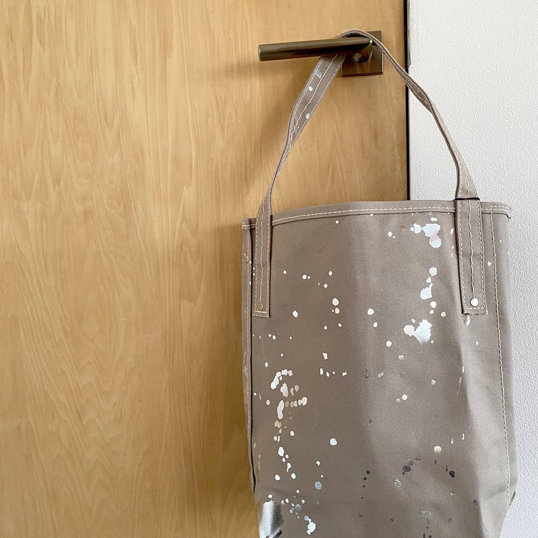 TEMBEA／ GREY 箔SILVER ペンキ〈PAINTER TOTE ONE〉 』