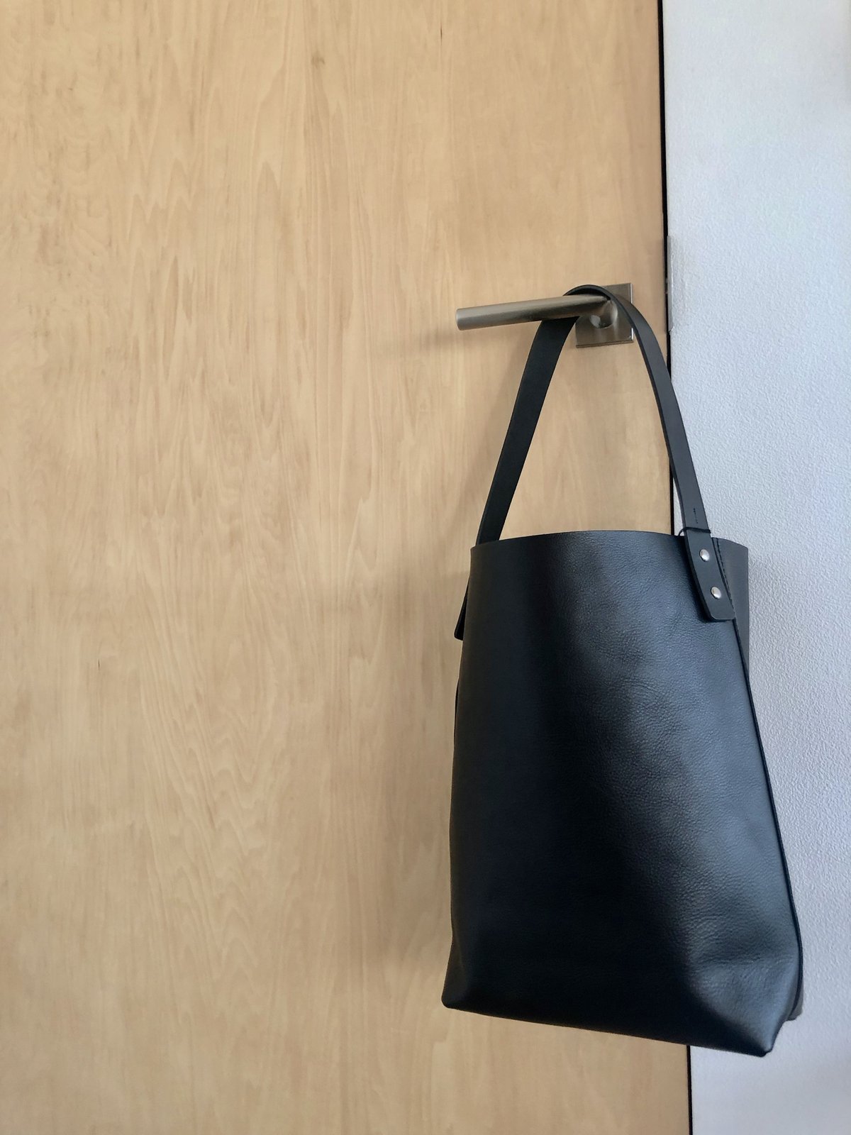 tembea レザーバッグ TEMBEA／BAGUETTE TOTE SHRINK LEATHER』 | SALVE