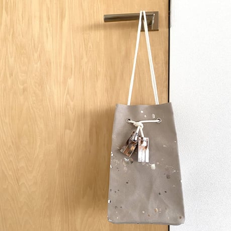 『TEMBEA／ GREY 箔SILVER ペンキ〈GAME POUCH〉』